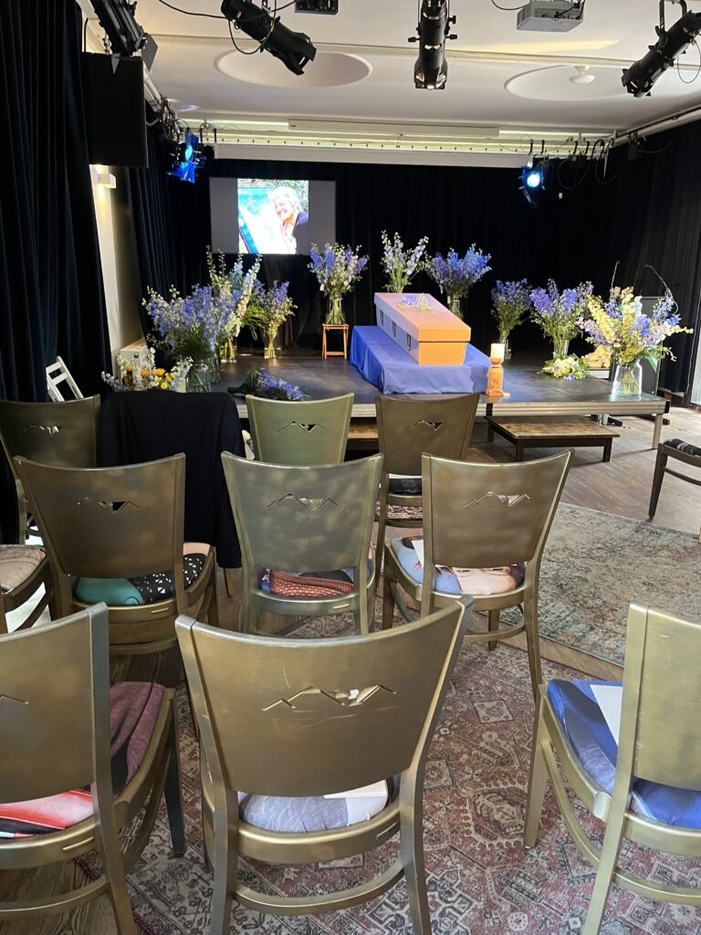 Afscheid op Rotterdam-Zuid Vreewijk bij het Witte Paard. Dooskist op podium met bloemen.