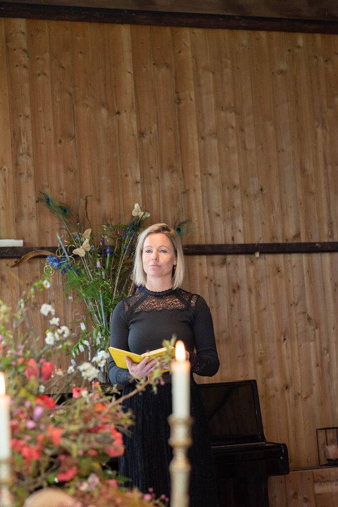 Wendy van Bijzonder Vaarwel als ceremoniemeester tijdens afscheid in Schipluiden, Zuid-Holland